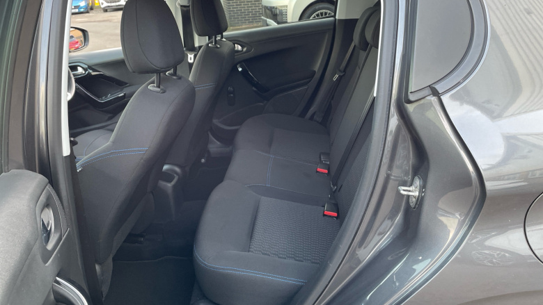 Peugeot 208 1.2 PureTech 82 Signature 5dr [Start Stop] Petrol Hatchback